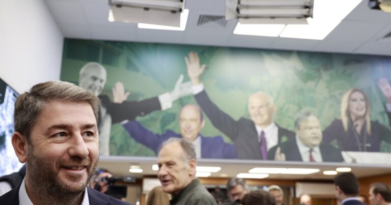 Αρχίζουν τα όργανα στο ΠΑΣΟΚ: Συνεδριάζει το Πολιτικό Συμβούλιο – Καθυστερήσεις με την εκλογή αρχηγού θα παίξει ο Ανδρουλάκης