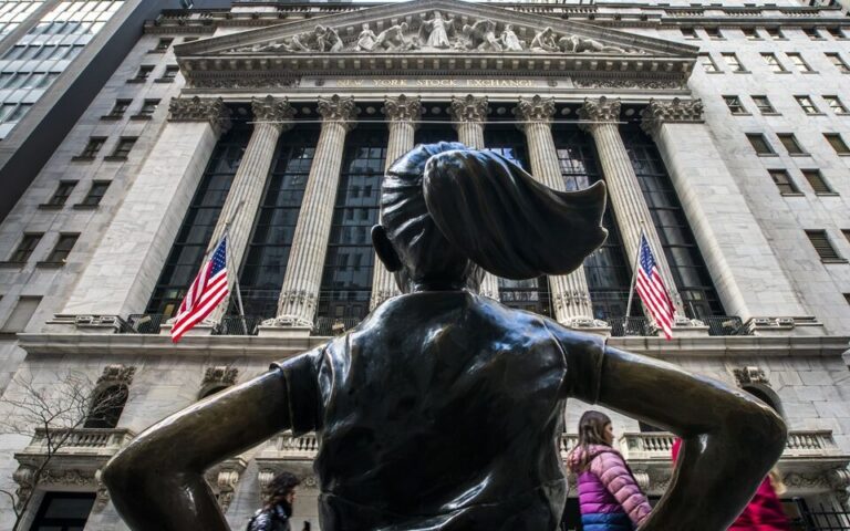 Wall Street: Μικρή άνοδος με την οικονομία στο επίκεντρο