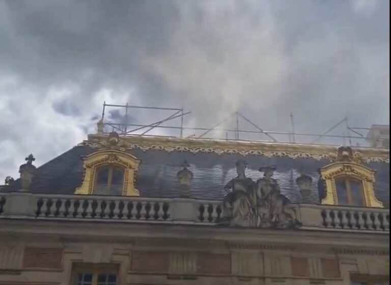 Φωτιά στις Βερσαλλίες- Εκκενώθηκε το παλάτι