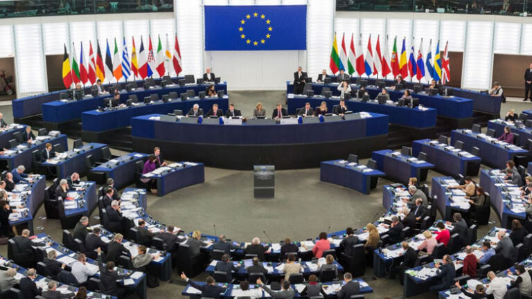 Παραμένει πρώτη δύναμη το ΕΛΚ στο ευρωκοινοβούλιο – Οι έδρες όλων των πολιτικών ομάδων