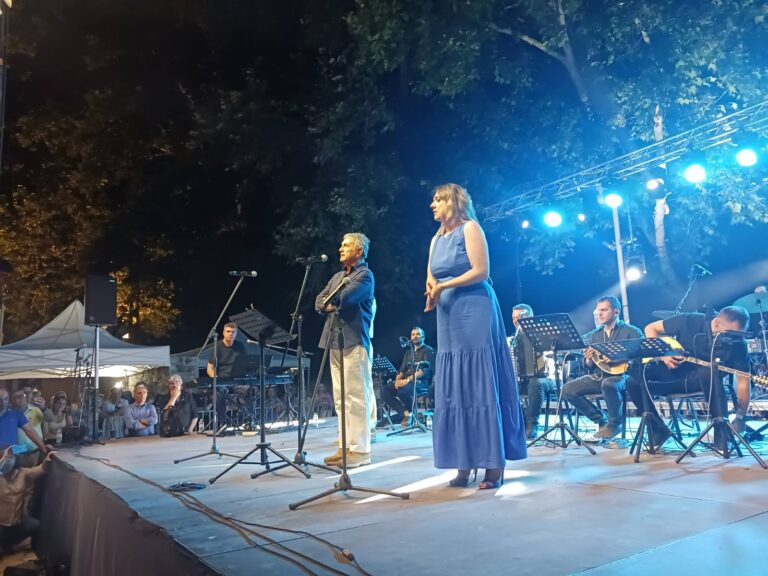 Ω, τι κόσμος!!!… Μοναδική συναυλία του Νταλάρα στα Τρίκαλα (φώτο)