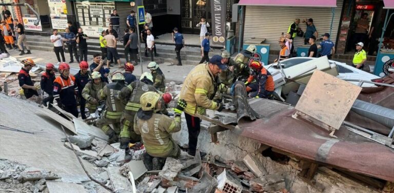 Κατέρρευσε κτήριο στην Κωνσταντινούπολη – Φόβοι για εγλωβισμένους (Βίντεο)