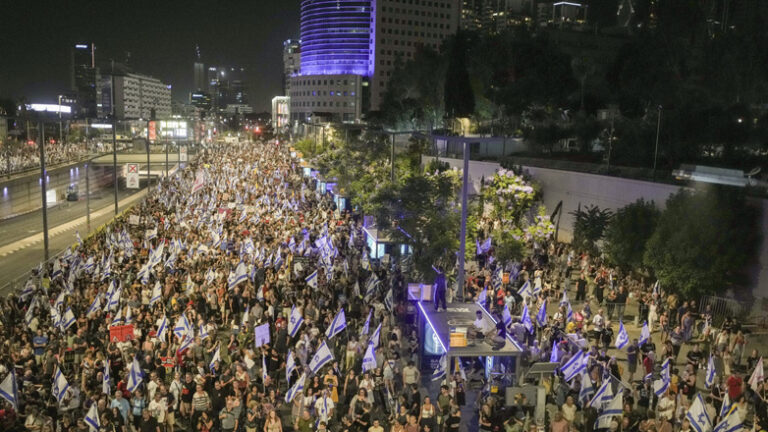 Χιλιάδες διαδηλωτές στο Τελ Αβίβ απαιτώντας την απελευθέρωση των ομήρων
