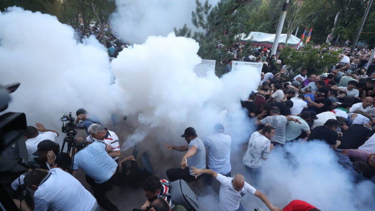 Αρμενία: Δεκάδες τραυματίες σε επεισοδιακή αντικυβερνητική διαδήλωση