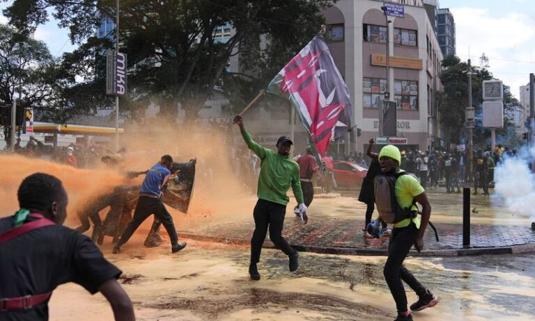 Κένυα: Όπισθεν ολοταχώς από τον πρόεδρο Ρούτο μετά τα εκρηκτικά επεισόδια για την Οικονομία