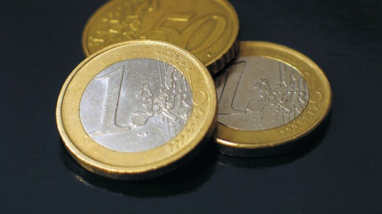 Η μείωση στα επιτόκια ανεβάζει το ευρώ