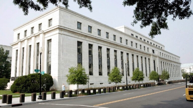 Federal Reserve: Κράτησε σταθερά τα επιτόκια για έβδομη συνεχόμενη φορά