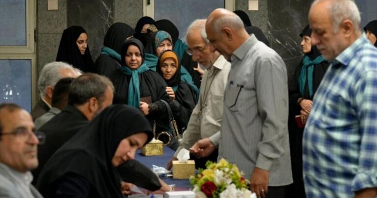 Ιράν: Ένας μεταρρυθμιστής και ένας υπερσυντηρητικός στο δεύτερο γύρο των προεδρικών εκλογών