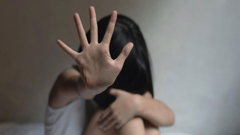 Συνελήφθη 70χρονος που κατηγορείται για το βιασμό της κόρης του από την ηλικία των 6 ετών