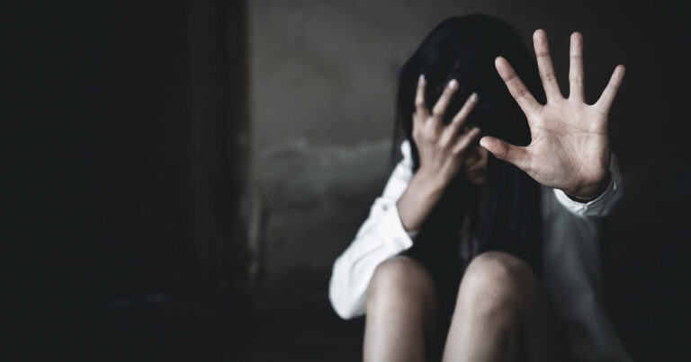 Ανησυχία για τα 102 περιστατικά ενδοοικογενειακής βίας χθες στην Ελλάδα, 35 γυναίκες ζήτησαν panic button
