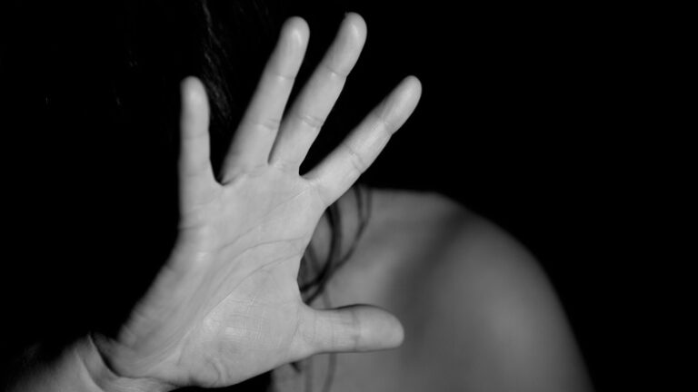Φρίκη: Κατήγγειλε τον 70χρονο πατέρα της για βιασμό
