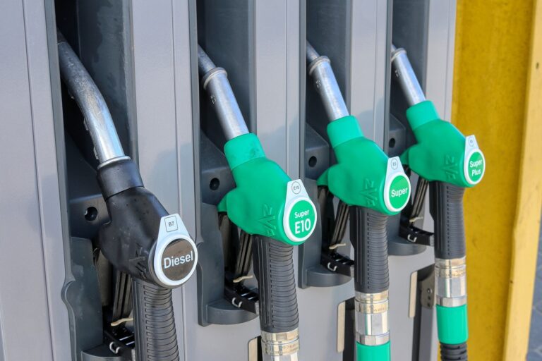 Καύσιμα: Νέες ανατιμήσεις στις τιμές της βενζίνης (vid)