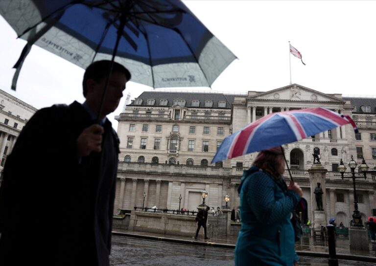 Βρετανία: Στάσιμη η οικονομία λόγω… βροχερού καιρού