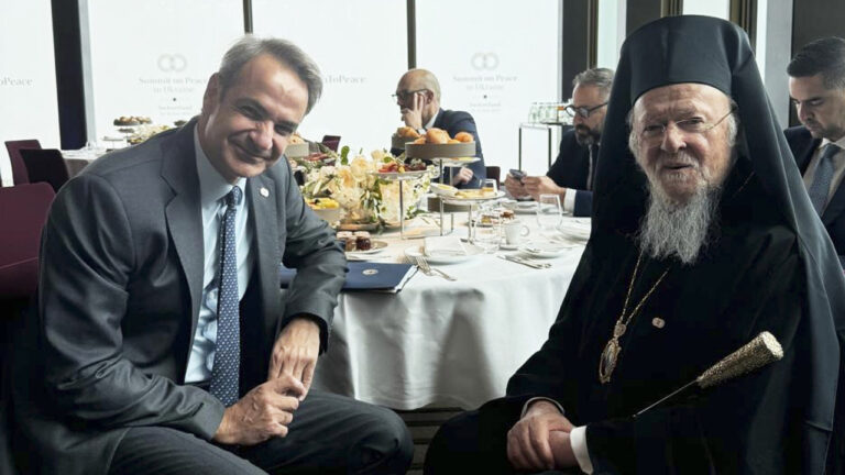 Συνάντηση του Κυριάκου Μητσοτάκη με τον Οικουμενικό Πατριάρχη Βαρθολομαίο στο Μπέργκενστοκ της Ελβετίας