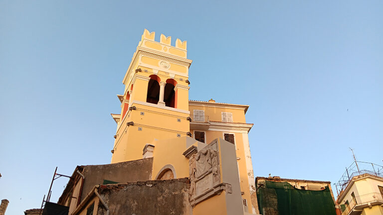 Το εμβληματικό κωδωνοστάσιο της παλαιάς ενετικής εκκλησίας «Aνουντσιάτα», στην Κέρκυρα, αφηγείται την ιστορία του
