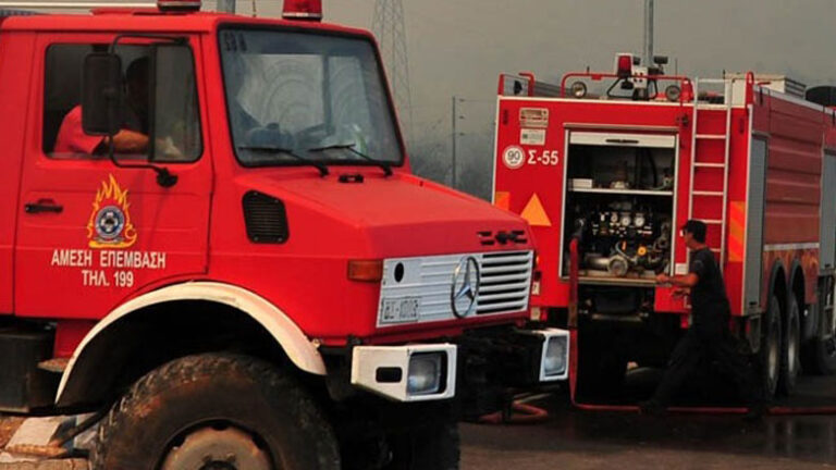 Υπό μερικό έλεγχο τέθηκε η πυρκαγιά στη Σαλαμίνα – Τραυματίστηκαν δύο πυροσβέστες
