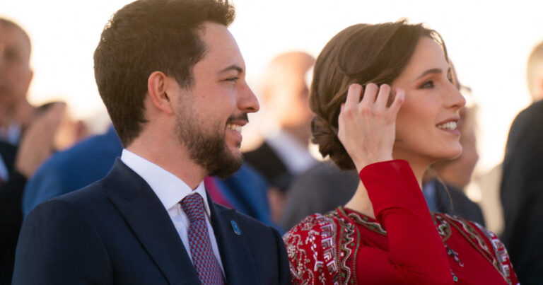 Ράτζουα Αλ Χουσεΐν: Η νύφη της βασίλισσας Ράνια με το πιο κομψό φόρεμα λίγο πριν γεννήσει