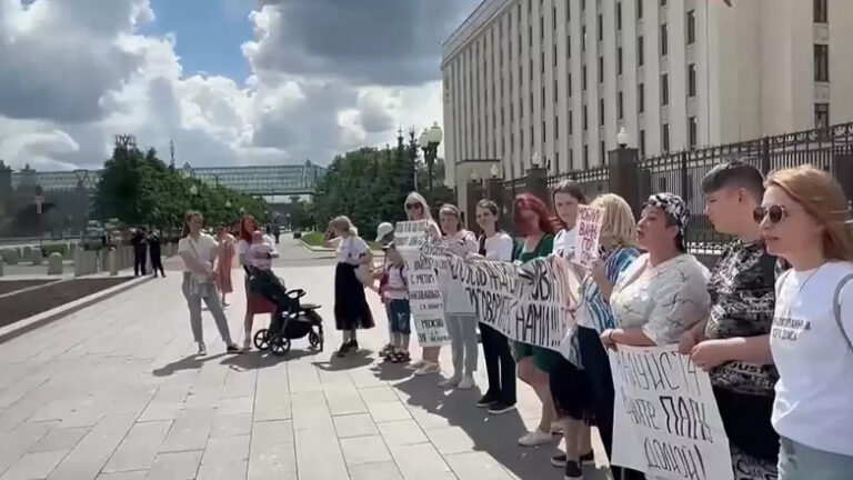 Ρωσία: Σύζυγοι στρατιωτών απαιτούν από τον υπουργό Άμυνας να φέρει πίσω τους άνδρες τους από το μέτωπο