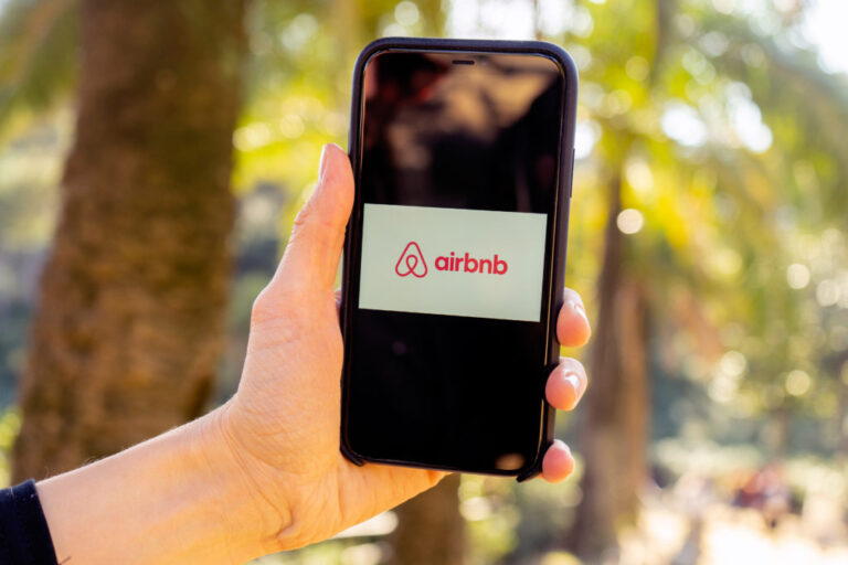 Eτοιμάζει καθολική απαγόρευση του Airbnb η Βαρκελώνη