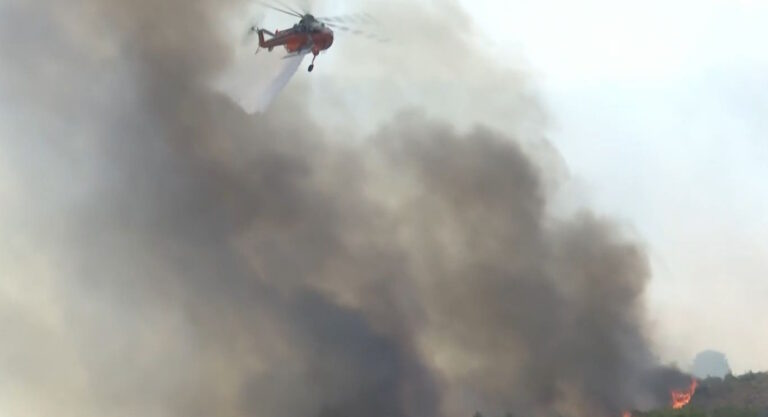 Φωτιά στη Σταμάτα: Ανεξέλεγκτη η κατάσταση με τις φλόγες – Ένας νεκρός από ανακοπή και καμένα σπίτια