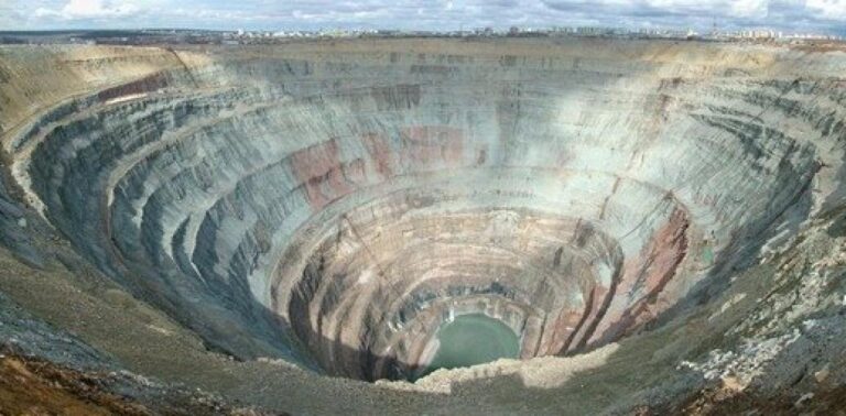 Στα έγκατα της Γης: Η μυστηριώδες τρύπα από το εγκαταλελειμμένο ορυχείο διαμαντιών στη Σιβηρία