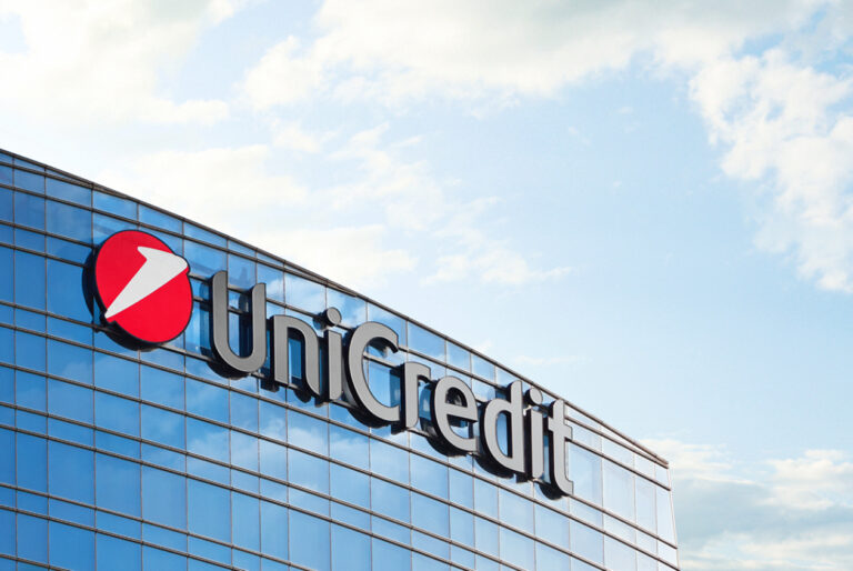Unicredit: Αναθεωρεί προς τα πάνω τις προβλέψεις για την ελληνική οικονομία, λόγω καλών επιδόσεων και μειωμένου πληθωρισμού
