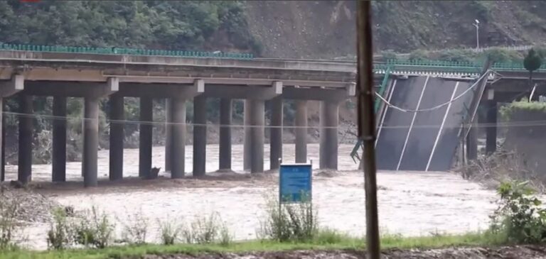 Κατέρρευσε γέφυρα σε αυτοκινητόδρομο στην Κίνα λόγω… καταρρακτώδους βροχής: 11 νεκροί, 30 αγνοούνται ως ώρας