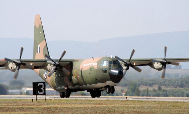 EAB: Επισκευάστηκε μέσα σε 6 μέρες το C-130 που προσέκρουσε σε στύλο στον αεροδρόμιο Κεφαλονιάς