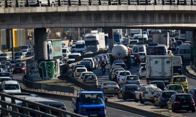 Φωτιά σε όχημα στην Αττική Οδό, στο ρεύμα προς αεροδρόμιο