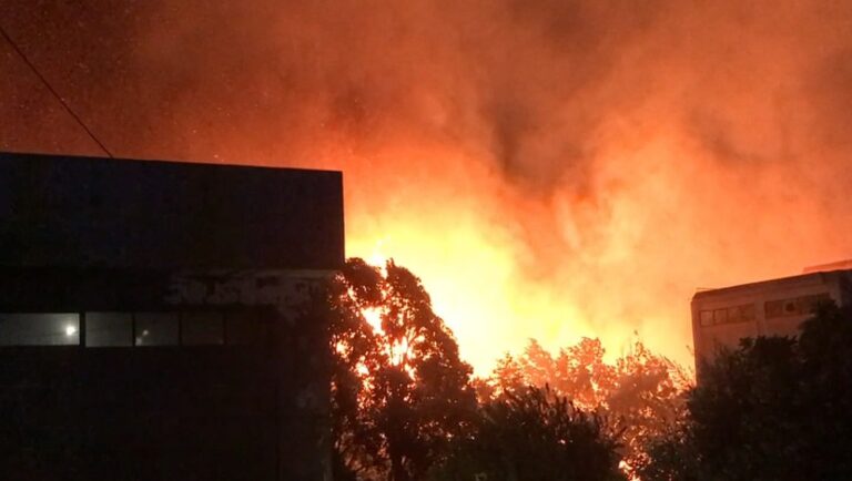 Αχαρνές: Φωτιά στη Λεωφόρο Καραμανλή – Καίγονται εργοστάσια