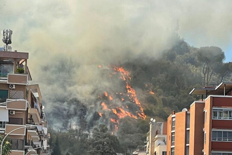 Ρώμη: Πυρκαγιά στα περίχωρα- Εκκενώθηκαν κατοικίες, απειλούνται τα γραφεία της RAI