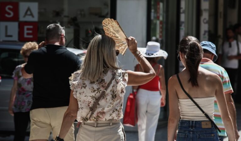 Καύσωνας: Πόσο πέφτει η παραγωγικότητα ενός εργαζομένου ανά βαθμό Κελσίου – Τρύπα 2,2 δισ. στην οικονομία