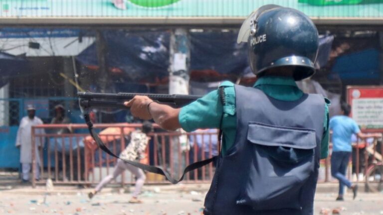 Κατάσταση εκτάκτου ανάγκης στο Μπανγκλαντές: Ο στρατός βγαίνει στους δρόμους – Επιβάλλεται απαγόρευση κυκλοφορίας