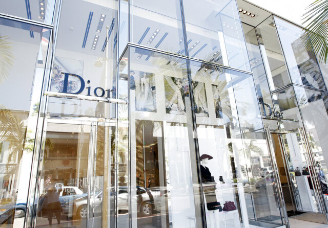 Ιταλία: Οι οίκοι Armani και Dior στο στόχαστρο έρευνας για τις συνθήκες εργασίας σε προμηθευτές τους