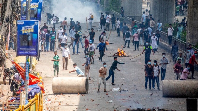 Μπανγκλαντές: Απαγόρευση της κυκλοφορίας και ανάπτυξη του στρατού αποφάσισε η κυβέρνηση