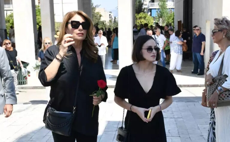 Άντζελα Γκερέκου: Με την κόρη της Μαρία στο μνημόσυνο για τα 3 χρόνια από τον θάνατο του Τόλη Βοσκόπουλου