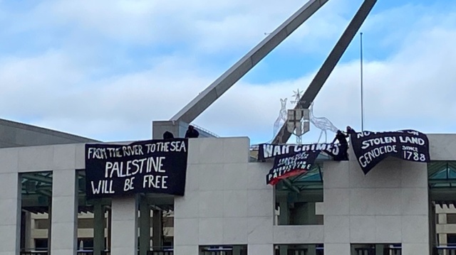 Αυστραλία: Διαδηλωτές κρέμασαν πανό υπέρ της Παλαιστίνης στην οροφή του κοινοβουλίου – Δείτε βίντεο