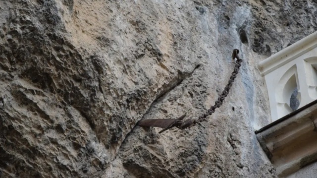 Έκλεψαν το γαλλικό «Εξκάλιμπερ» που βρισκόταν για 1.300 χρόνια καρφωμένο σε βράχο της πόλης Ροκαμαντούρ – Δείτε βίντεο