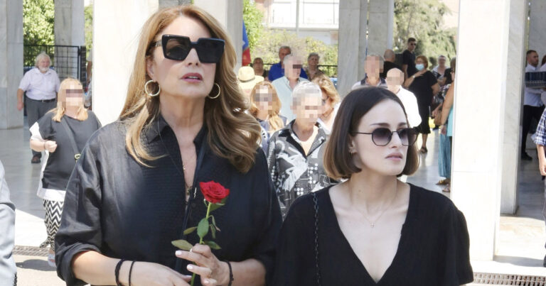 Άντζελα Γκερέκου: Με ένα κόκκινο τριαντάφυλλο στο χέρι και την κόρη της στο πλευρό της στο μνημόσυνο του Τόλη Βοσκόπουλου