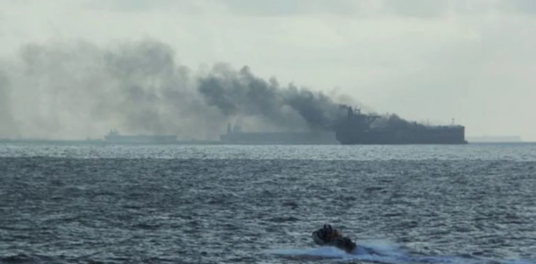 Σιγκαπούρη-Σύγκρουση δεξαμενόπλοιων: Το ένα έφυγε από το σημείο του ατυχήματος (Βίντεο)