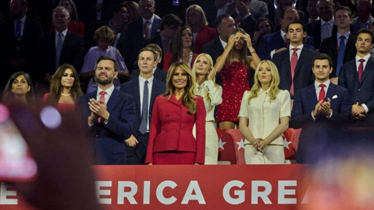 Melania Trump: Με κόκκινο σύνολο Dior στην πρώτη της επίσημη εμφάνιση μετά την απόπειρα δολοφονίας του Donald Trump