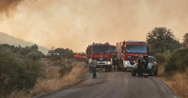 Μαίνεται η φωτιά στην Εύβοια – Νέο 112 για εκκένωση σε Πετριές και Κριεζά