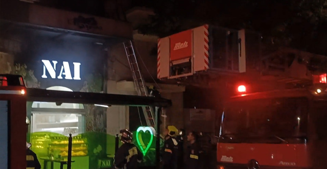 Μεγάλη φωτιά με απεγκλωβισμούς σε υπόγειο καφέ στο κέντρο της Αθήνας – Δείτε βίντεο