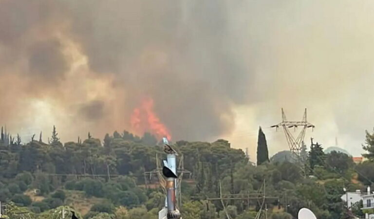 Ανεξέλεγκτη η φωτιά στην Πάτρα: Εκκενώνονται η περιοχή Γηροκομείο, το Καραμανδάνειο και 2 ιδρύματα