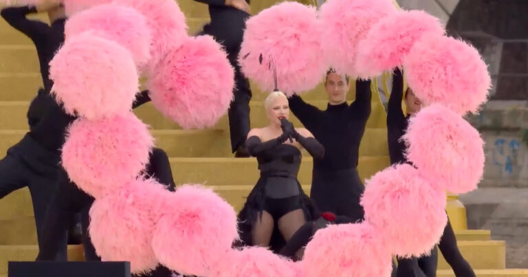 Lady Gaga: Εντυπωσιακή εμφάνιση με ροζ φτερά στην Τελετή Έναρξης των Ολυμπιακών Αγώνων στο Παρίσι