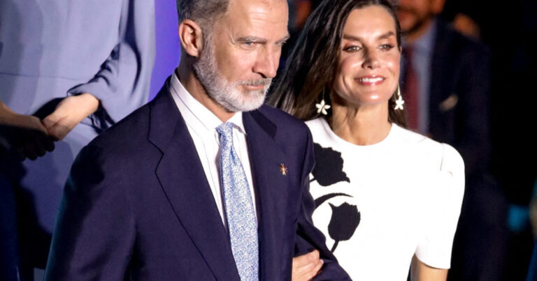 Κολλημένη στο μπράτσο του βασιλιά Φελίπε η βασίλισσα Λετίσια σε νέα έξοδο – Θυμήθηκε το κομψό φόρεμα Carolina Herrera από το 2018