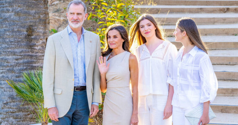 Ισπανία: Η βασίλισσα Λετίσια με bespoke Mango φόρεμα και οι κόρες της με τις εσπαντρίγιες του 2024 – Πόσο κοστίζουν