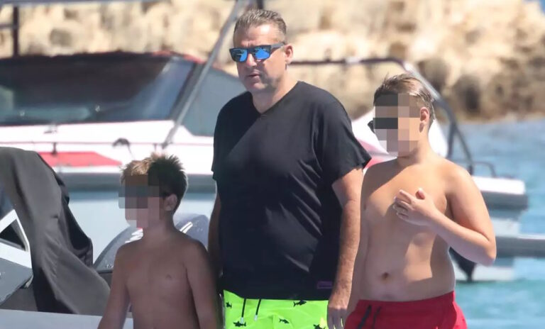 Γιώργος Λιάγκας: Διακοπές στην Τήνο αγκαλιά με τους δύο γιους του