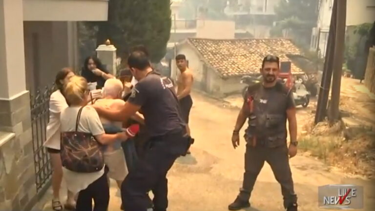 Φωτιά στην Πάτρα: Συγκλονίζει η αγκαλιά αστυνομικού στην απομάκρυνση ηλικιωμένου