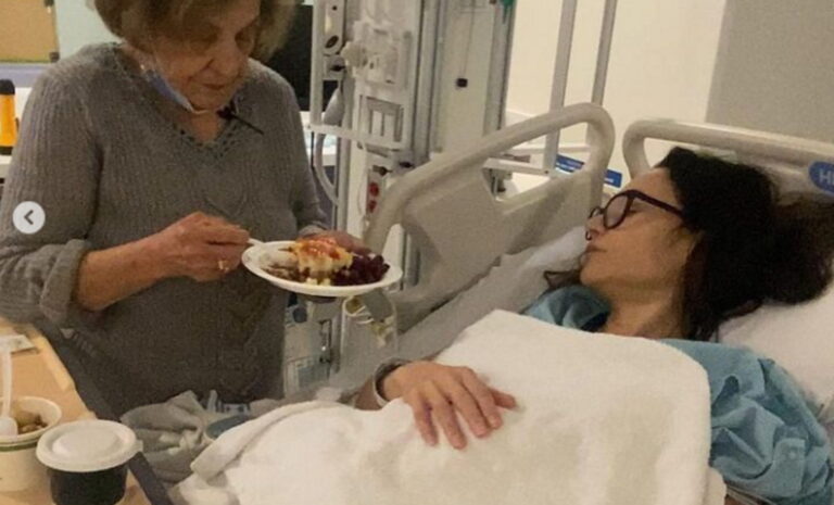 Η Μάρω Λύτρα συγκλονίζει με την περιπέτεια υγείας της και τη φωτογραφία μέσα από το νοσοκομείο